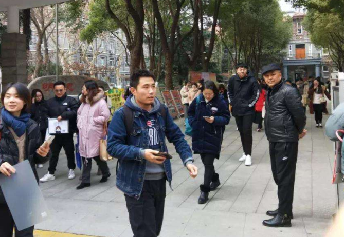 【财讯】严格遵守党的政治纪律和政治规矩 坚决维护党中央权威和集中统一领